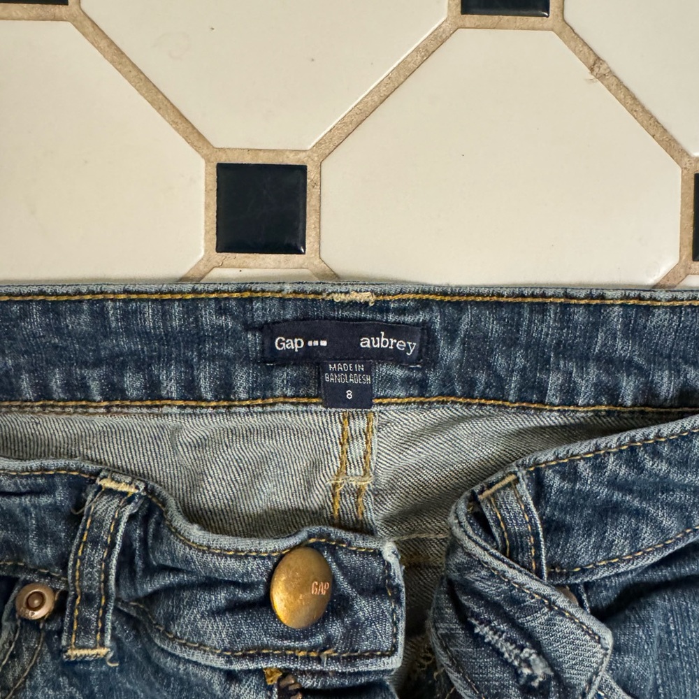 Women's GAP Denim Shorts - Picture 2 of 3